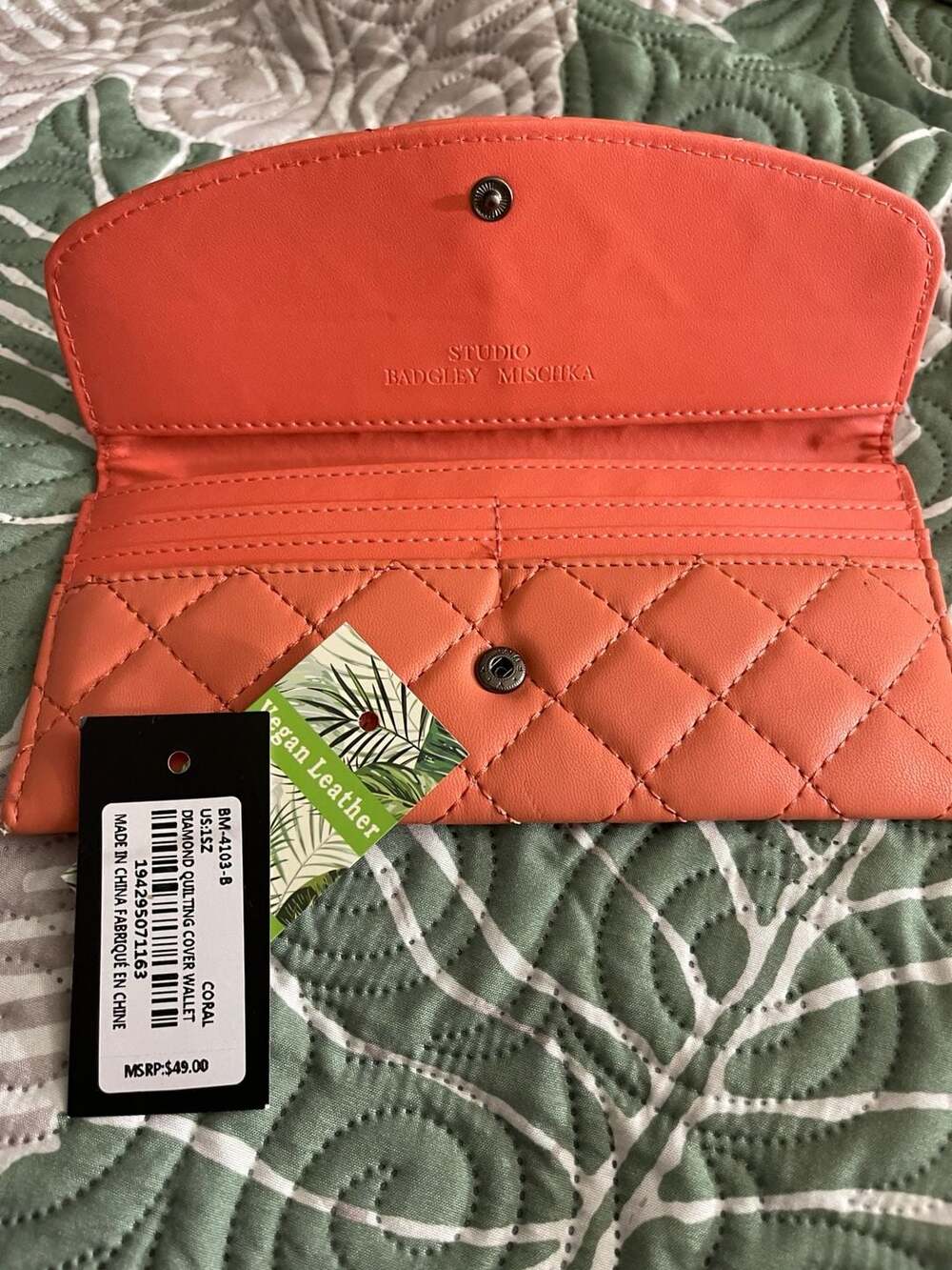Studio Badgley Mischka Diamond Quilted Cover Wallet Coral Vegan Leather NWT - Picture 3 of 4